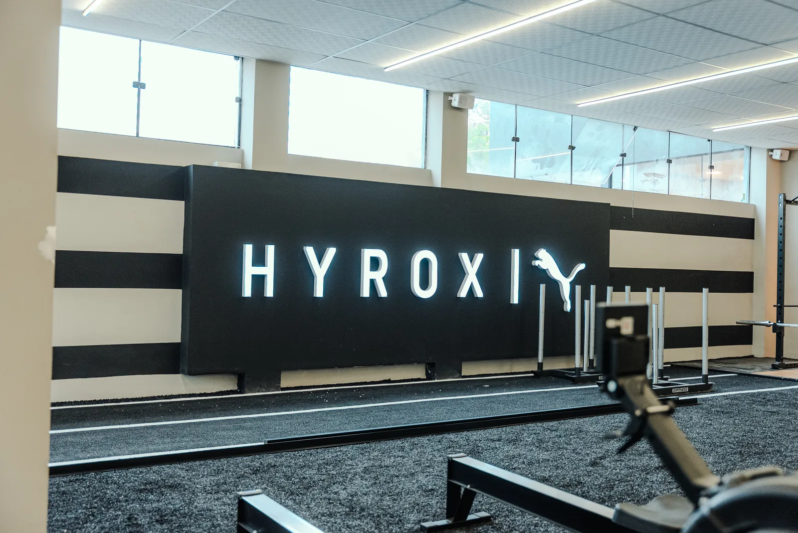 Pista e equipamentos da área HYROX da Templo